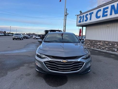 Used 2025 Chevrolet Malibu LT image 2