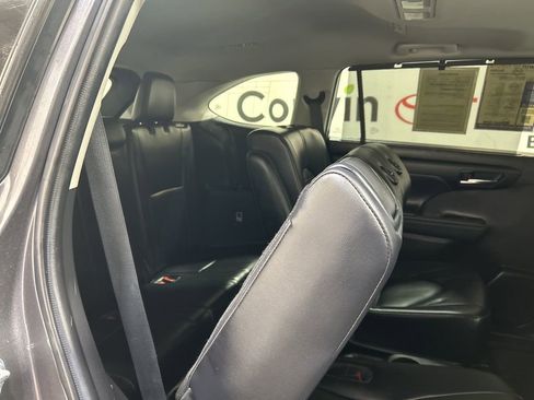 Used 2022 Toyota Highlander XLE image 17