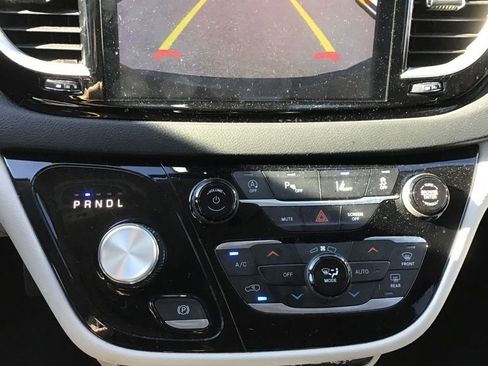 Used 2023 Chrysler Pacifica Touring-L image 11