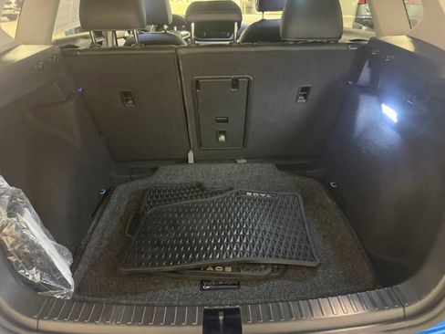 Certified 2024 Volkswagen Taos SE FWD image 25