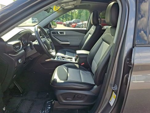 Used 2022 Ford Explorer XLT w/ Equipment Group 202A AWD/4WD image 13