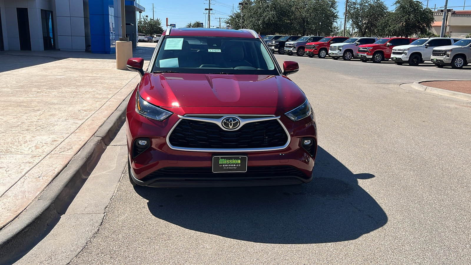 Used 2022 Toyota Highlander XLE FWD image 2