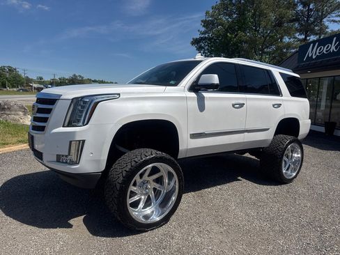 Used 2017 Cadillac Escalade Luxury AWD/4WD image 2