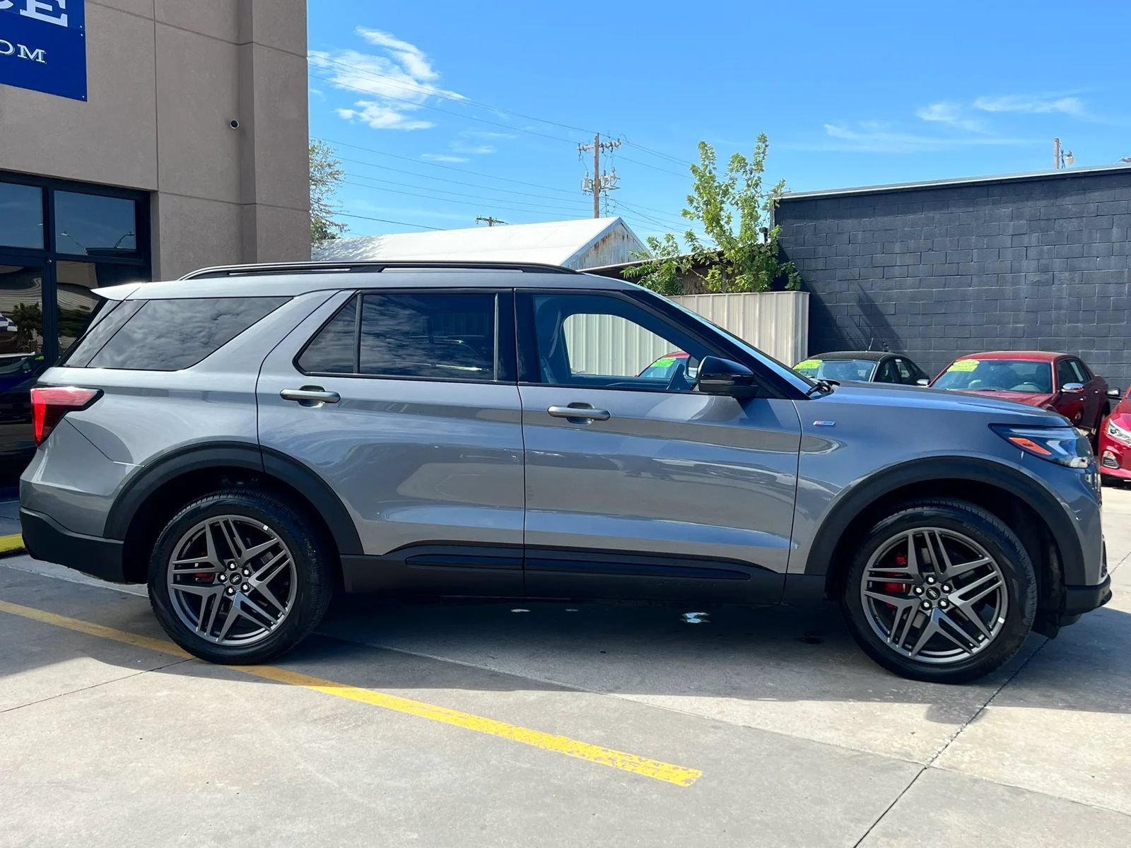 Used 2025 Ford Explorer ST-Line w/ ST-Line Street Pack AWD/4WD image 2