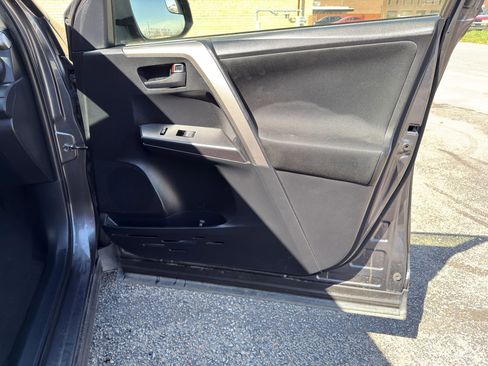 Used 2018 Toyota RAV4 LE image 27