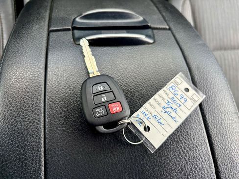 Used 2019 Toyota Highlander Plus w/ Carpet Mat Package (TMS) AWD/4WD image 28