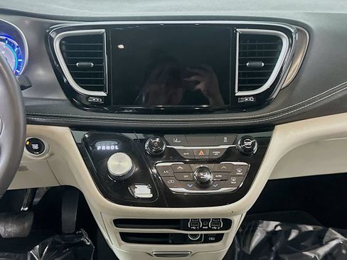 Used 2022 Chrysler Pacifica Touring-L FWD image 19