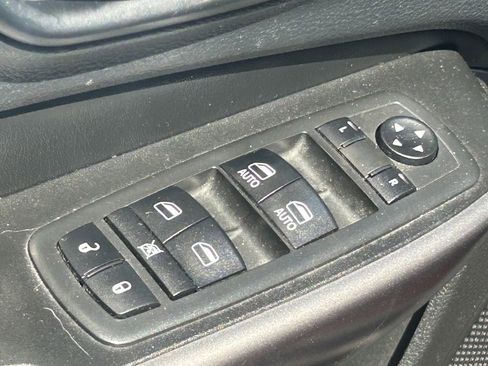 Used 2019 Jeep Cherokee Latitude Plus w/ Comfort/Convenience Group FWD image 28
