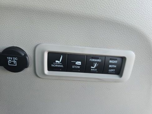 Used 2020 Chrysler Pacifica Limited image 30