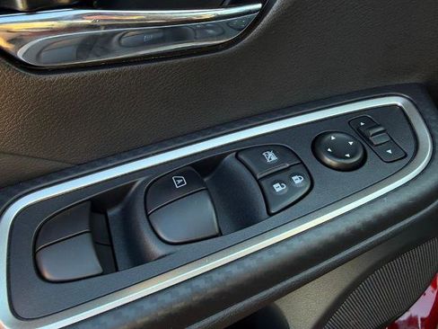 New 2025 Nissan Versa SR w/ Trunk Package image 20