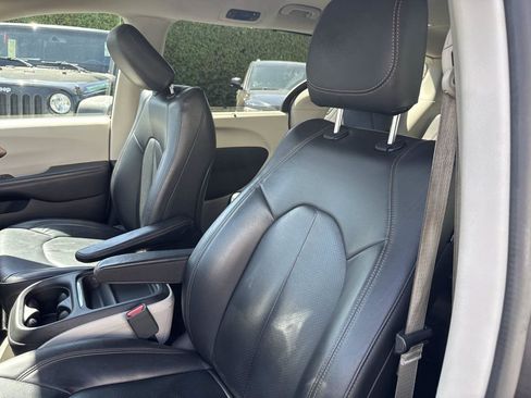 Used 2018 Chrysler Pacifica Touring-L FWD image 14