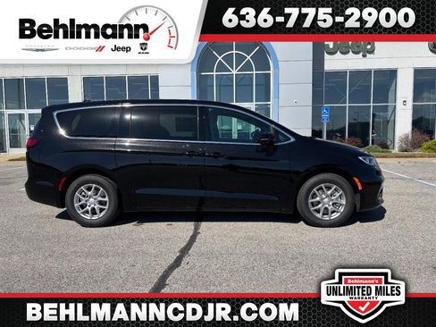 New 2026 Chrysler Pacifica Select image 1