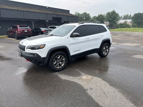 Used 2019 Jeep Cherokee Trailhawk w/ Cold Weather Group AWD/4WD image 1