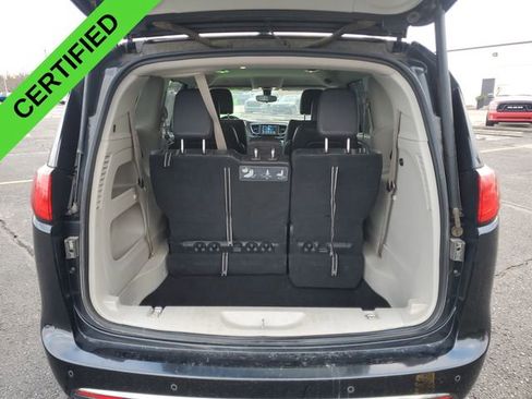 Used 2018 Chrysler Pacifica Touring-L image 25