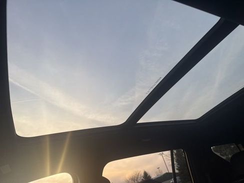 Used 2025 Chevrolet Traverse LT w/ Sun and Wheel Package image 17