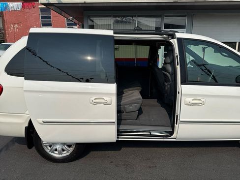 Used 2005 Chrysler Town & Country Touring FWD image 26