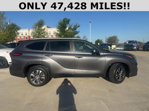 Used 2023 Toyota Highlander XLE image 2