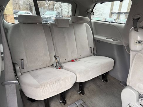 Used 2013 Toyota Sienna LE image 30