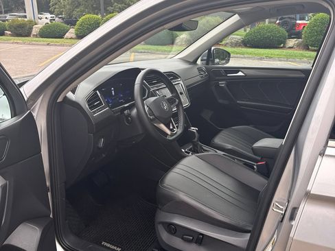 Used 2023 Volkswagen Tiguan SE w/ Panoramic Sunroof Package AWD/4WD image 7