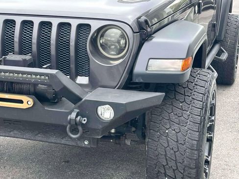 Used 2018 Jeep Wrangler Unlimited Sport S AWD/4WD image 9