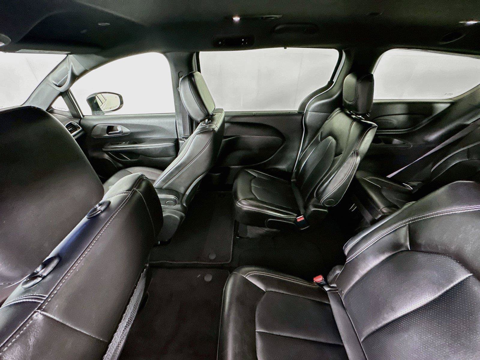 Used 2025 Chrysler Pacifica Select FWD image 11