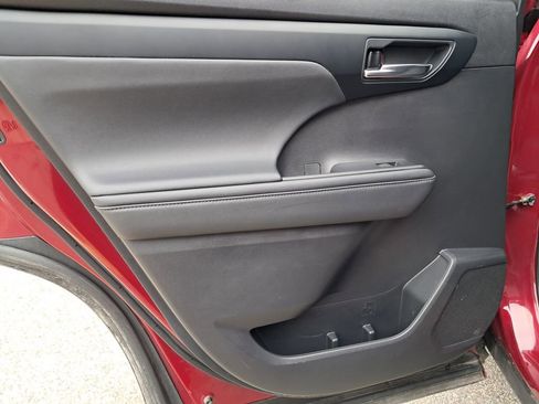 Used 2022 Toyota Highlander XSE image 12