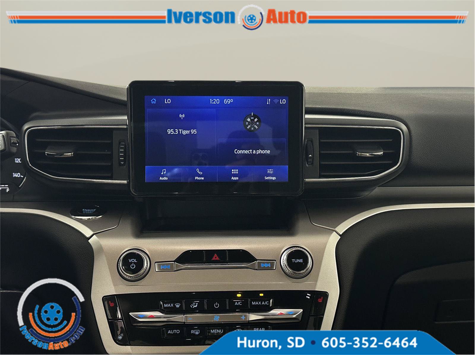 Used 2022 Ford Explorer XLT w/ Equipment Group 202A AWD/4WD image 25