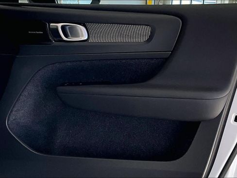 Certified 2022 Volvo XC40 T4 R-Design w/ Advanced Package image 21