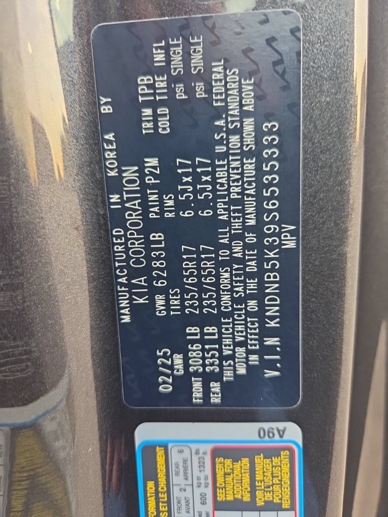 Used 2025 Kia Carnival FWD image 3