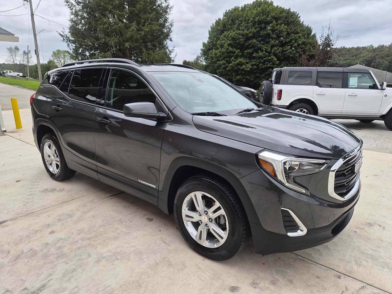 Used 2020 GMC Terrain SLE w/ Driver Convenience Package AWD/4WD image 3