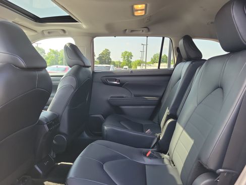 Used 2026 Toyota Highlander XLE AWD/4WD image 11