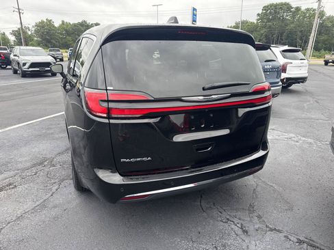 Used 2025 Chrysler Pacifica Select FWD image 3