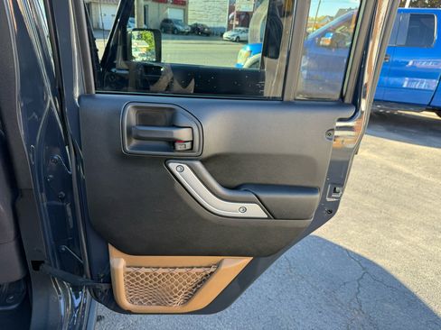 Used 2018 Jeep Wrangler Unlimited Rubicon w/ Connectivity Group image 39