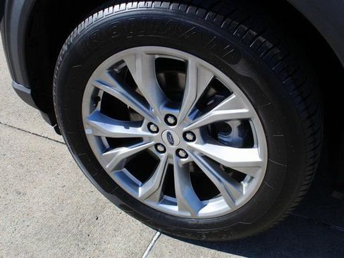 Used 2023 Ford Explorer Limited image 3