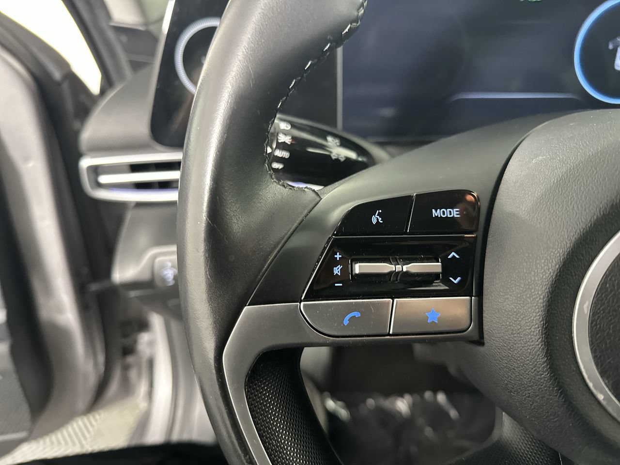 Used 2024 Hyundai Elantra Limited FWD image 5