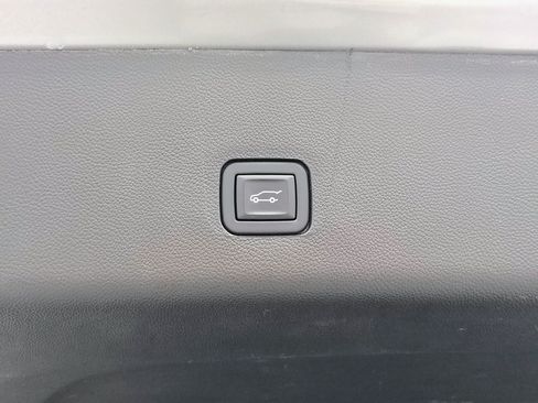 Used 2023 Chevrolet Traverse LT AWD/4WD image 18