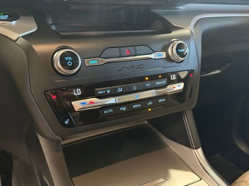 Used 2020 Ford Explorer XLT w/ Equipment Group 202A AWD/4WD image 33