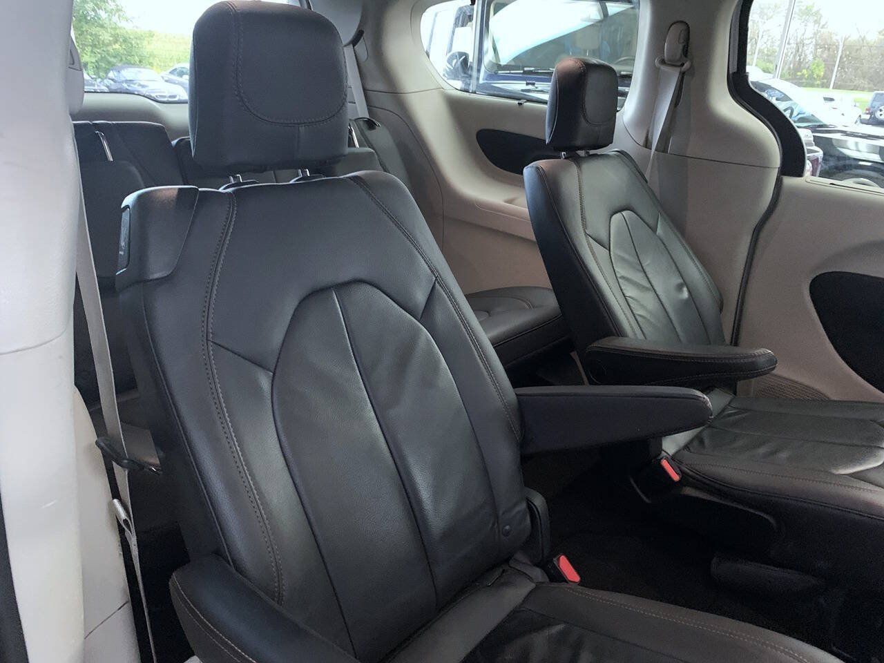Used 2017 Chrysler Pacifica Touring-L FWD image 13