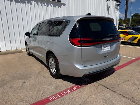 Used 2024 Chrysler Pacifica Touring-L FWD image 4