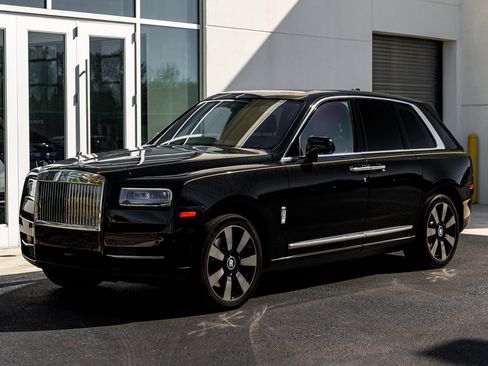 Used 2024 Rolls-Royce Cullinan Base w/ Cullinan Package image 3