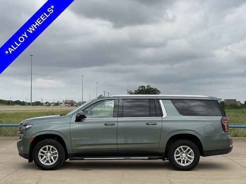 Used 2024 Chevrolet Suburban LT RWD image 3