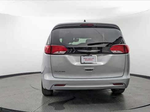 Used 2023 Chrysler Voyager LX FWD image 7