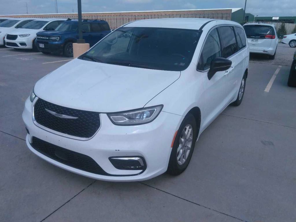Used 2024 Chrysler Pacifica Touring-L FWD image 5