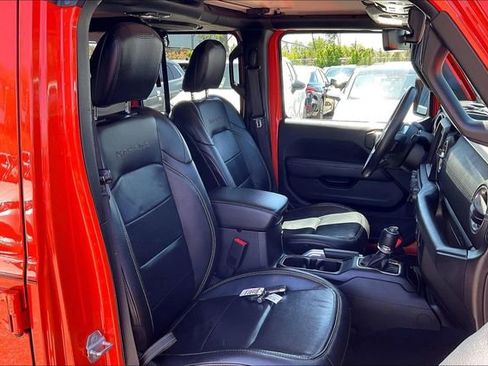 Used 2018 Jeep Wrangler Unlimited Sahara AWD/4WD image 7