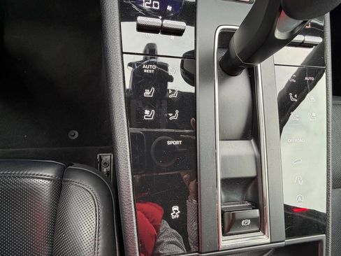 Used 2024 Porsche Macan image 24