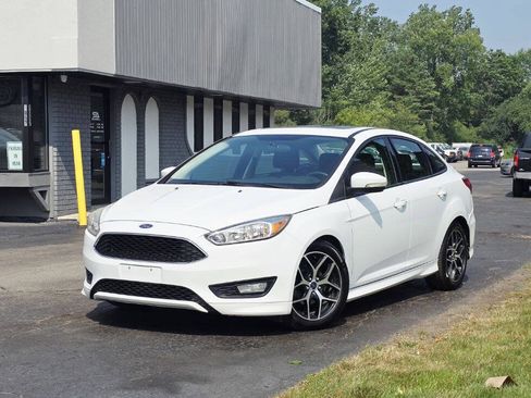 Used 2015 Ford Focus SE w/ SE Sport Package FWD image 2