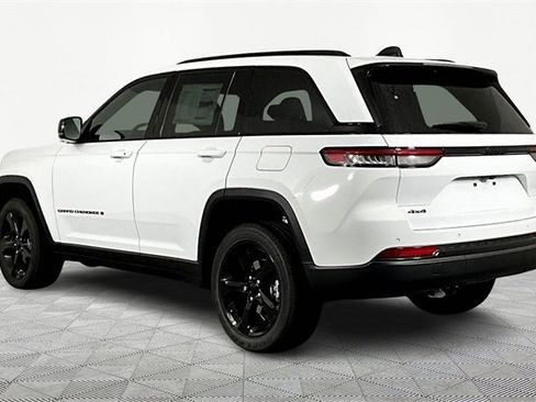 New 2025 Jeep Grand Cherokee Altitude image 4