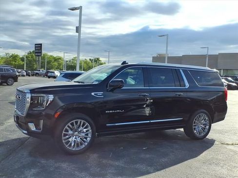Used 2023 GMC Yukon XL Denali AWD/4WD image 13