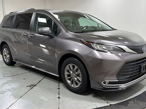 Used 2023 Toyota Sienna XLE image 3
