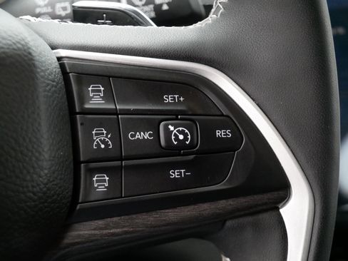 Used 2023 Jeep Grand Cherokee L Limited w/ Luxury Tech Group II AWD/4WD image 21